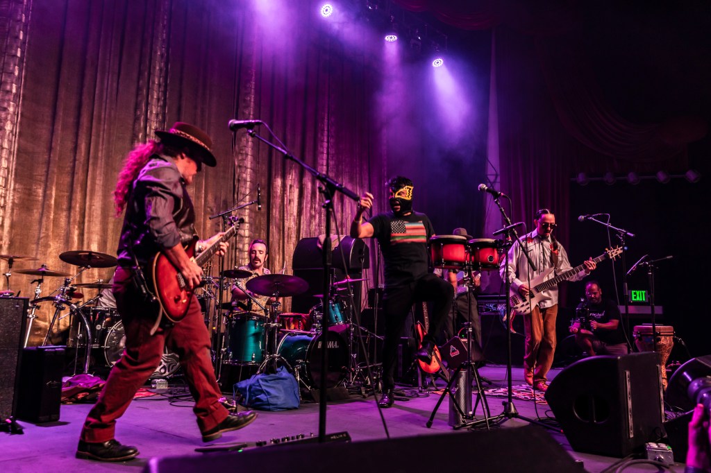 iZCALLi takes the stage at the Federal Theatre