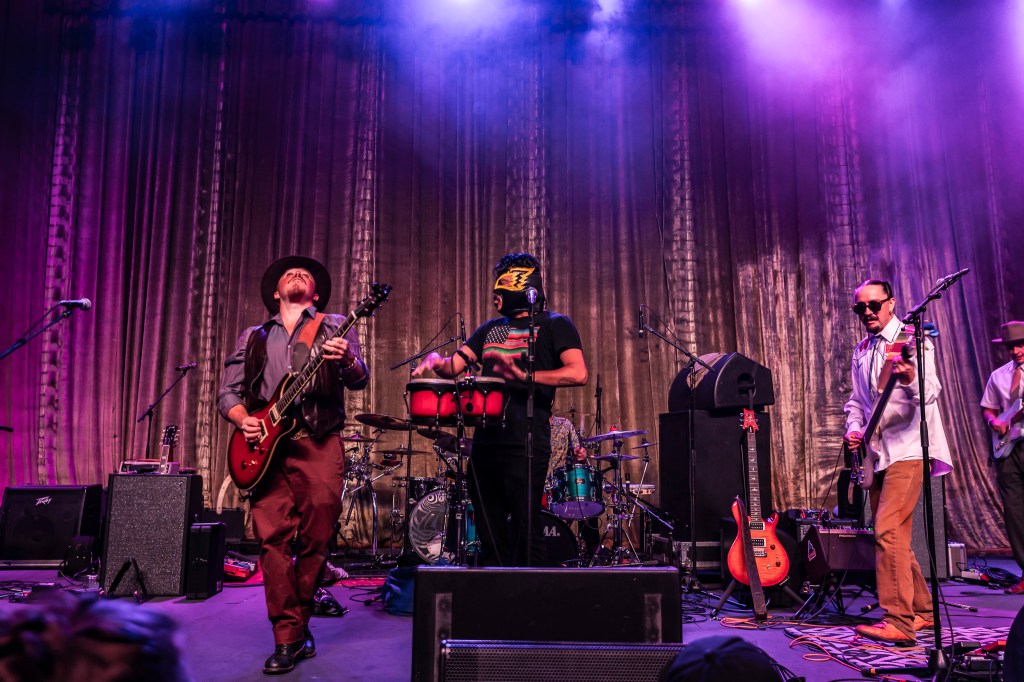 iZCALLi takes the stage at the Federal Theatre