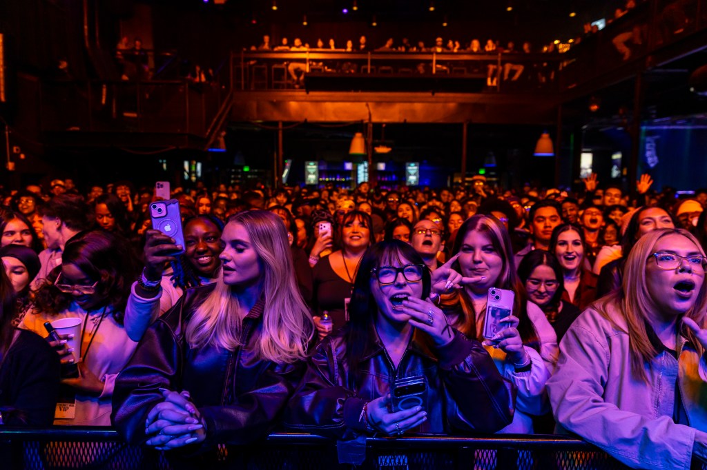 A photo showing the crowd at Summit Music Hall during Leon Thomas.