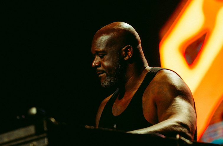 Shaquille O'Neal deejaying