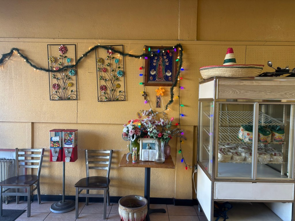 Inside La Abeja