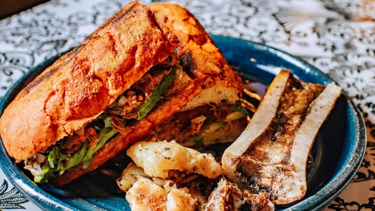 pambazo de carnitas