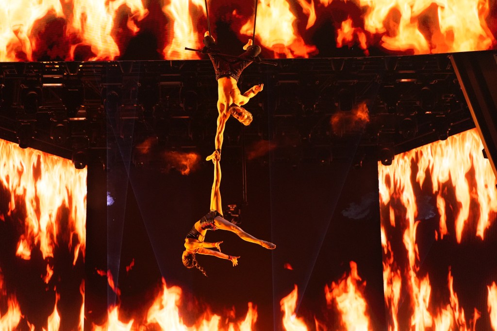 A duo trapeze performance