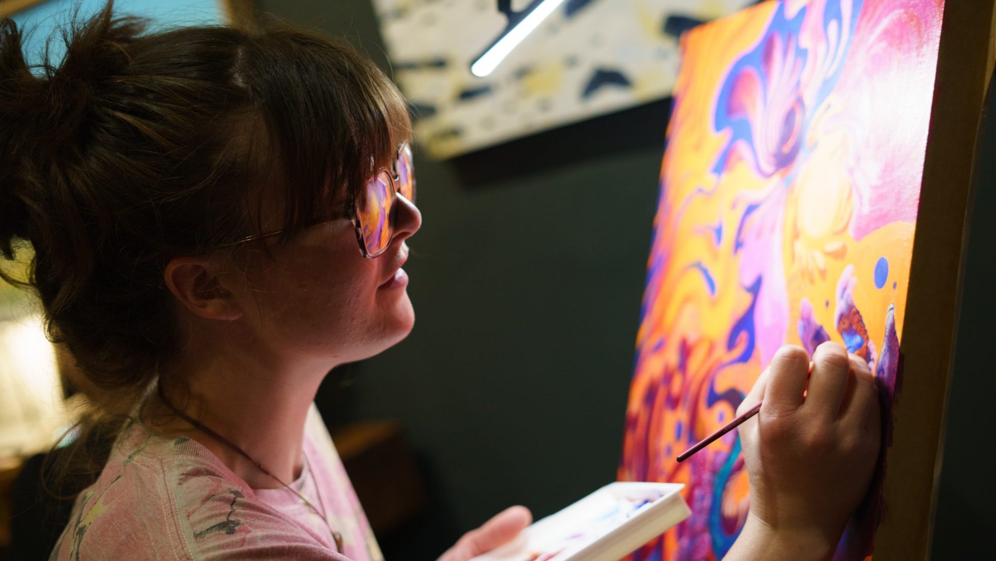 A person live painting during an Aquí Art Show event.