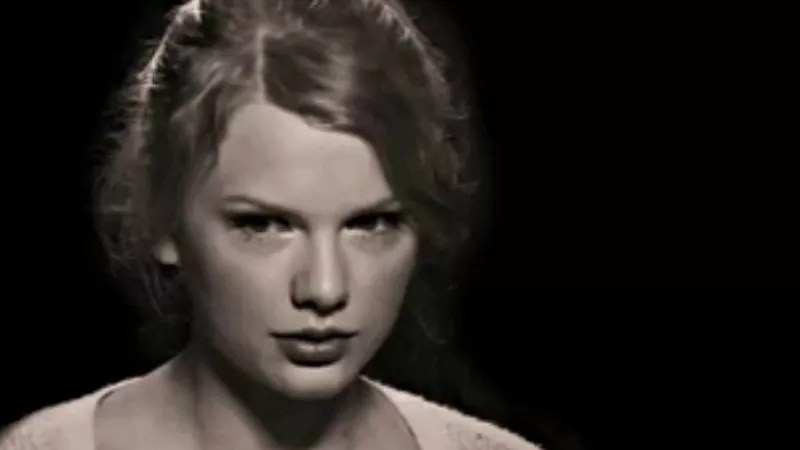 #StayStrongTaylor: Twitter Nation Backs Taylor Swift in Groping Trial