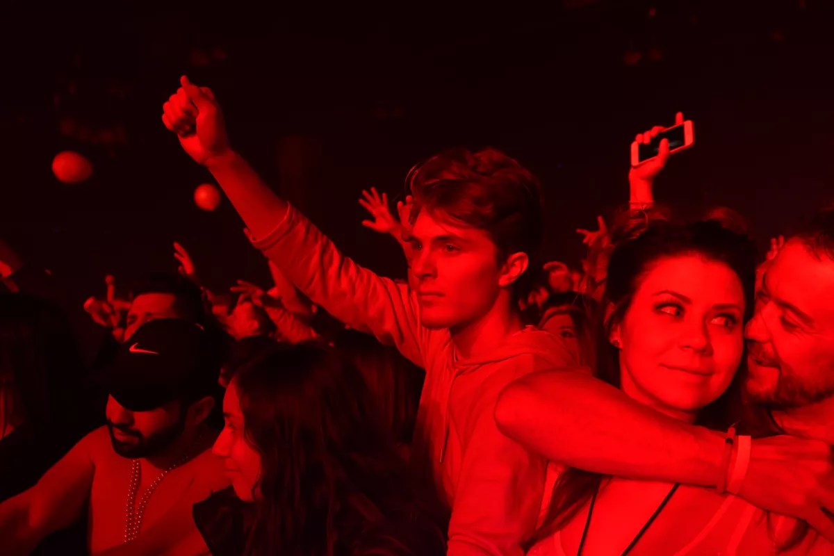 The First Night of Decadence in Fifteen Tweets