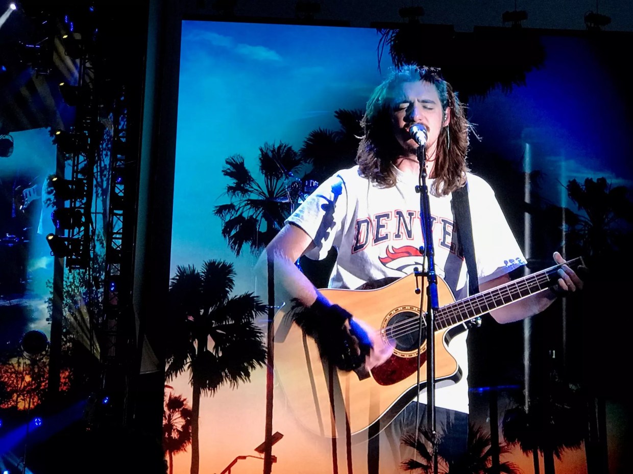 Denver Parrotheads Drowned Out Jimmy Buffett; the Eagles Soared