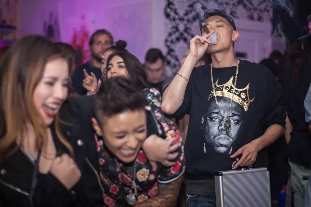 Ask a Stoner: How Can I Consume Pot Around New Acquaintances?