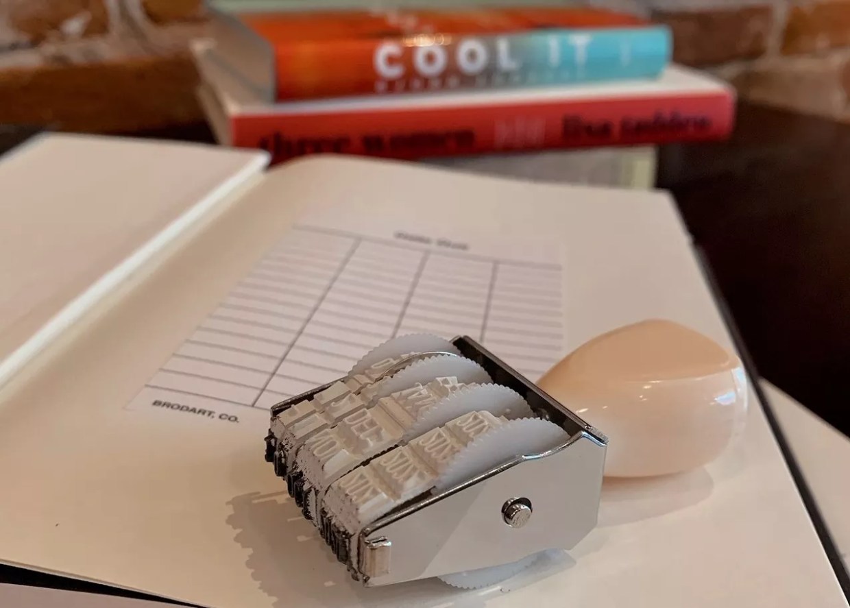 Joe Maxx Adds a Lending Library to Its Menu