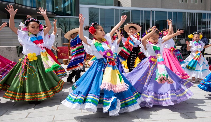 Mexican dancers for dio de las ninos