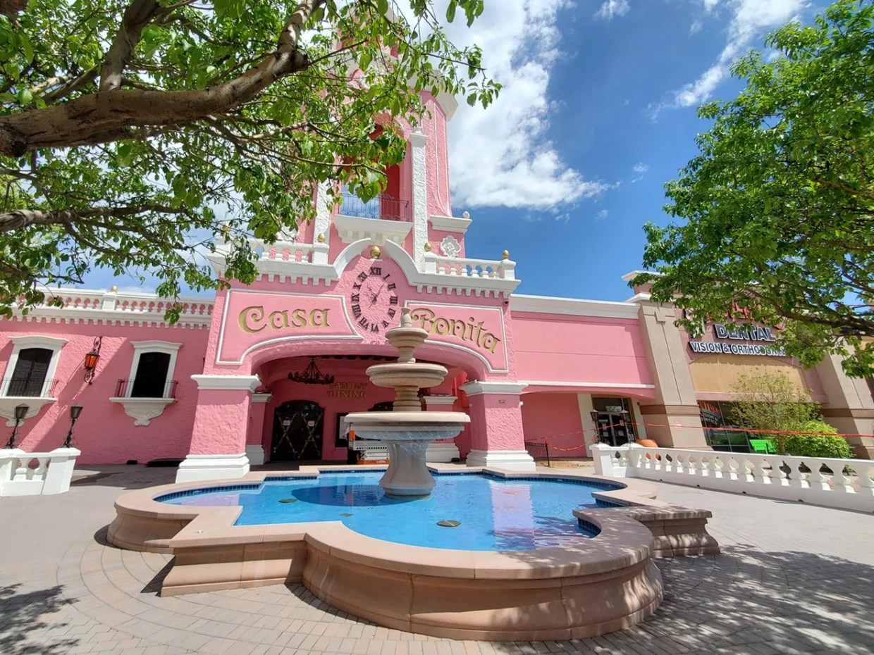 casa bonita outside fountain