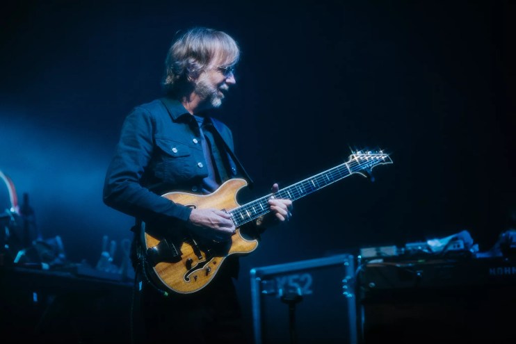 trey anastasio playing guitar