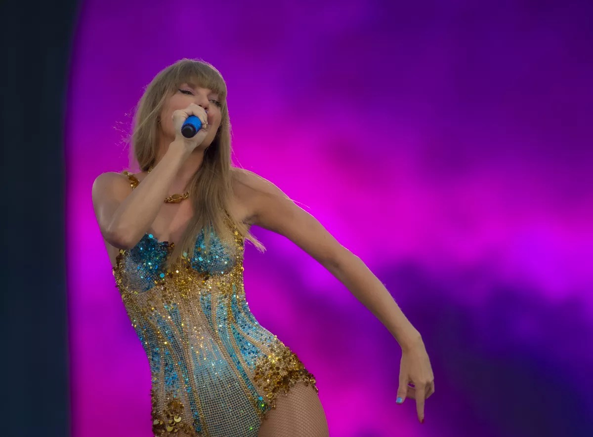 taylor swift performing on her eras tour