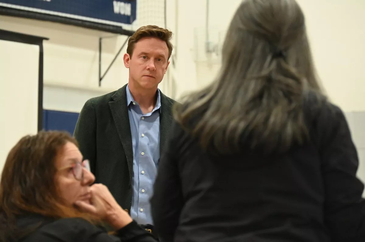 Mayor Mike Johnston at a community meeting in Globeville.