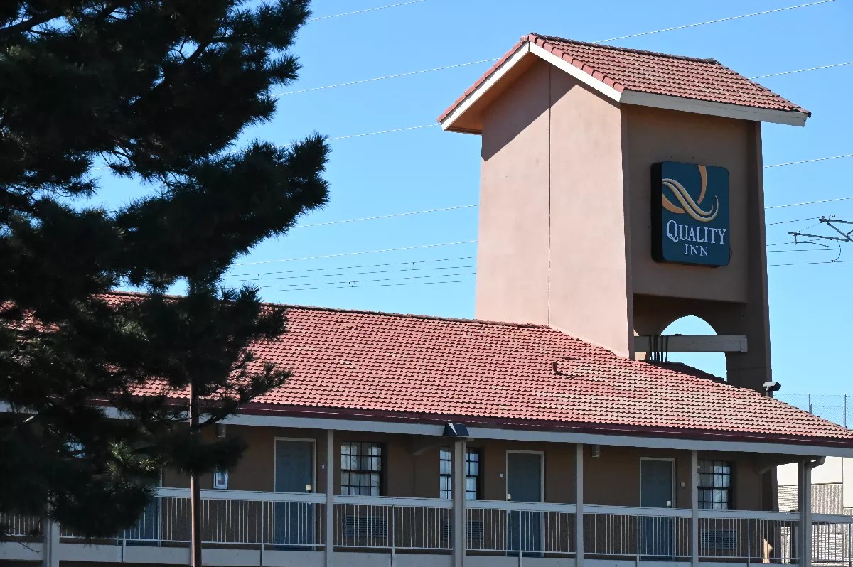 The Quality Inn in Aurora will stop hosting migrants next week.