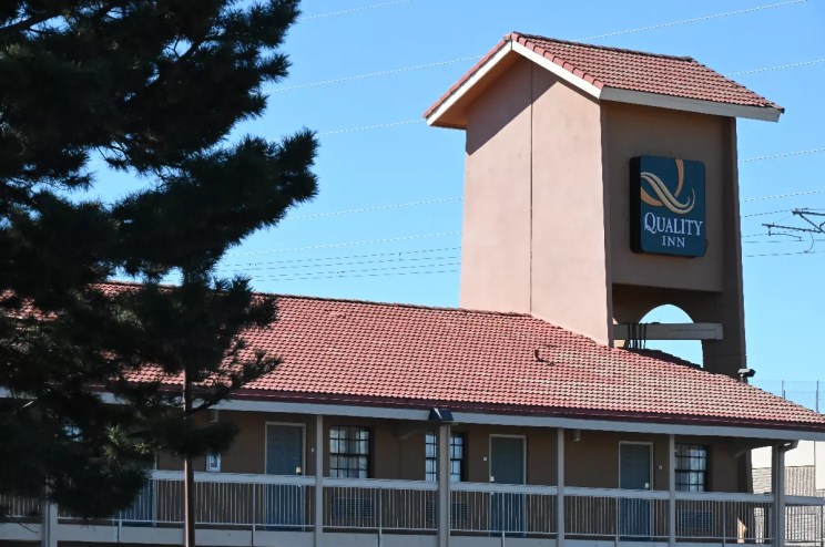 The Quality Inn in Aurora will stop hosting migrants next week.