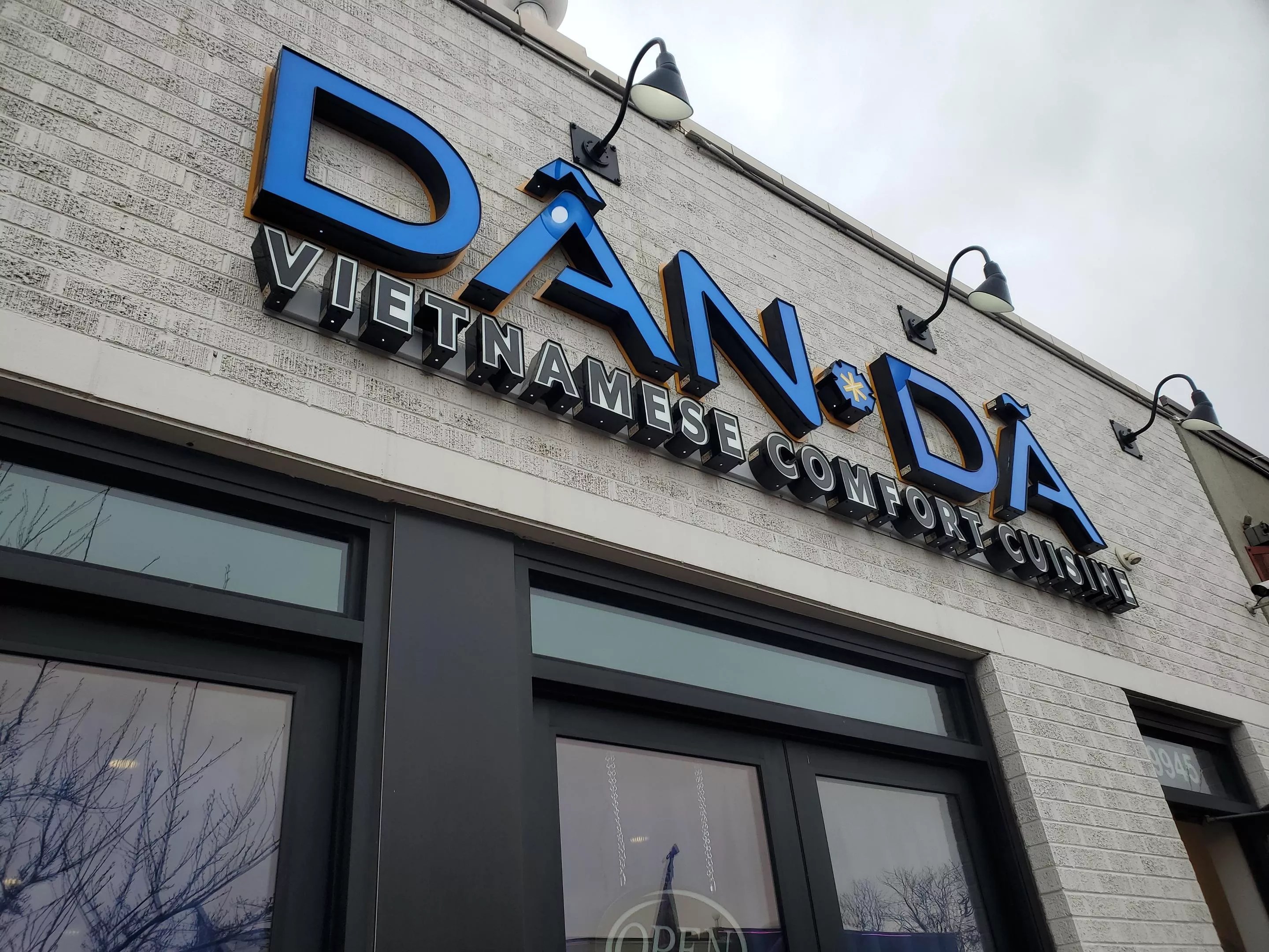sign that says "dan da" on the outside of a building