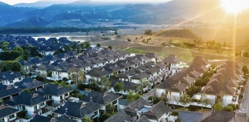 A group of houses in a row.