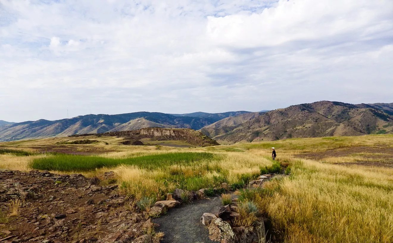 Panoramic mountain views on top of grassy North Table in Golden