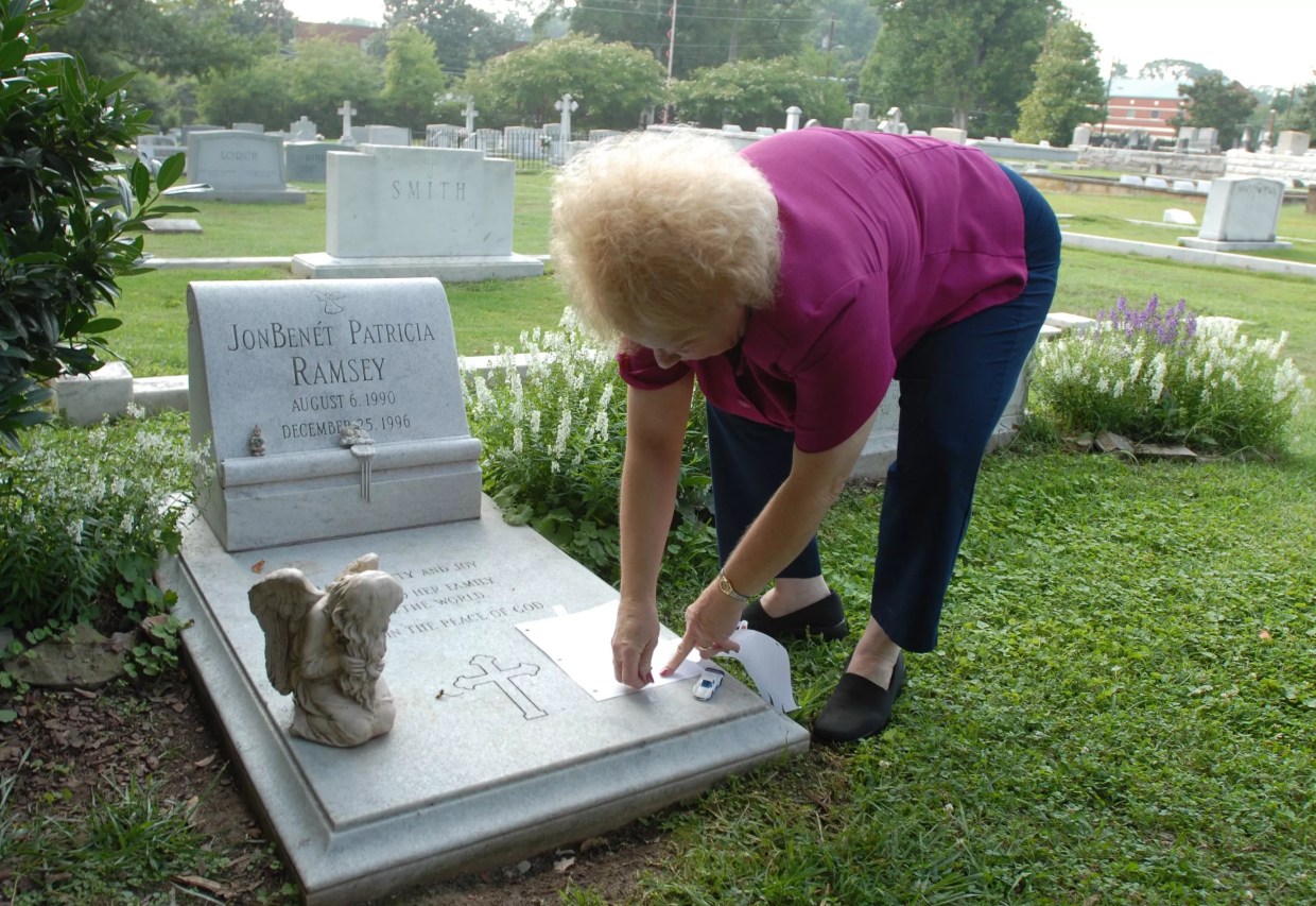 Woman lays note at jonbenet ramsey's grave