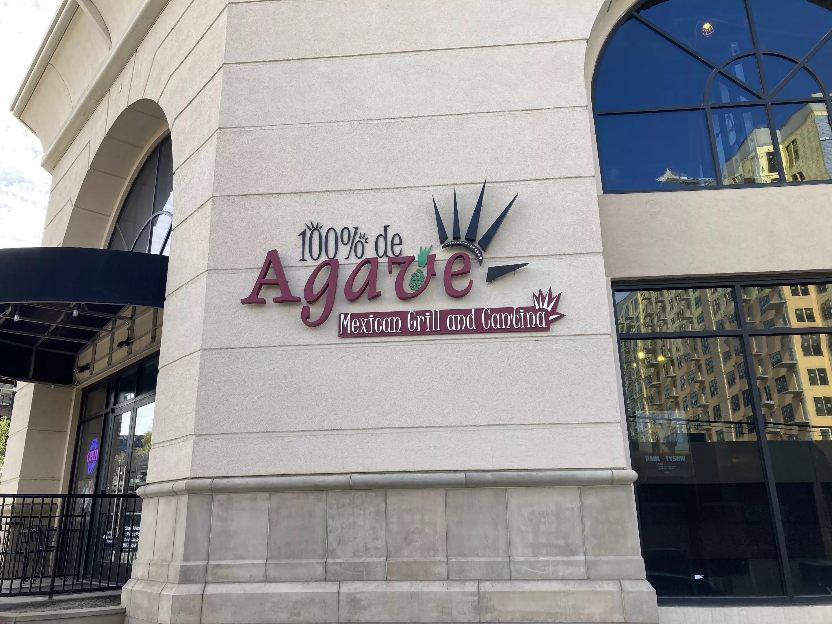 "100% de agave" sign on the side of a building