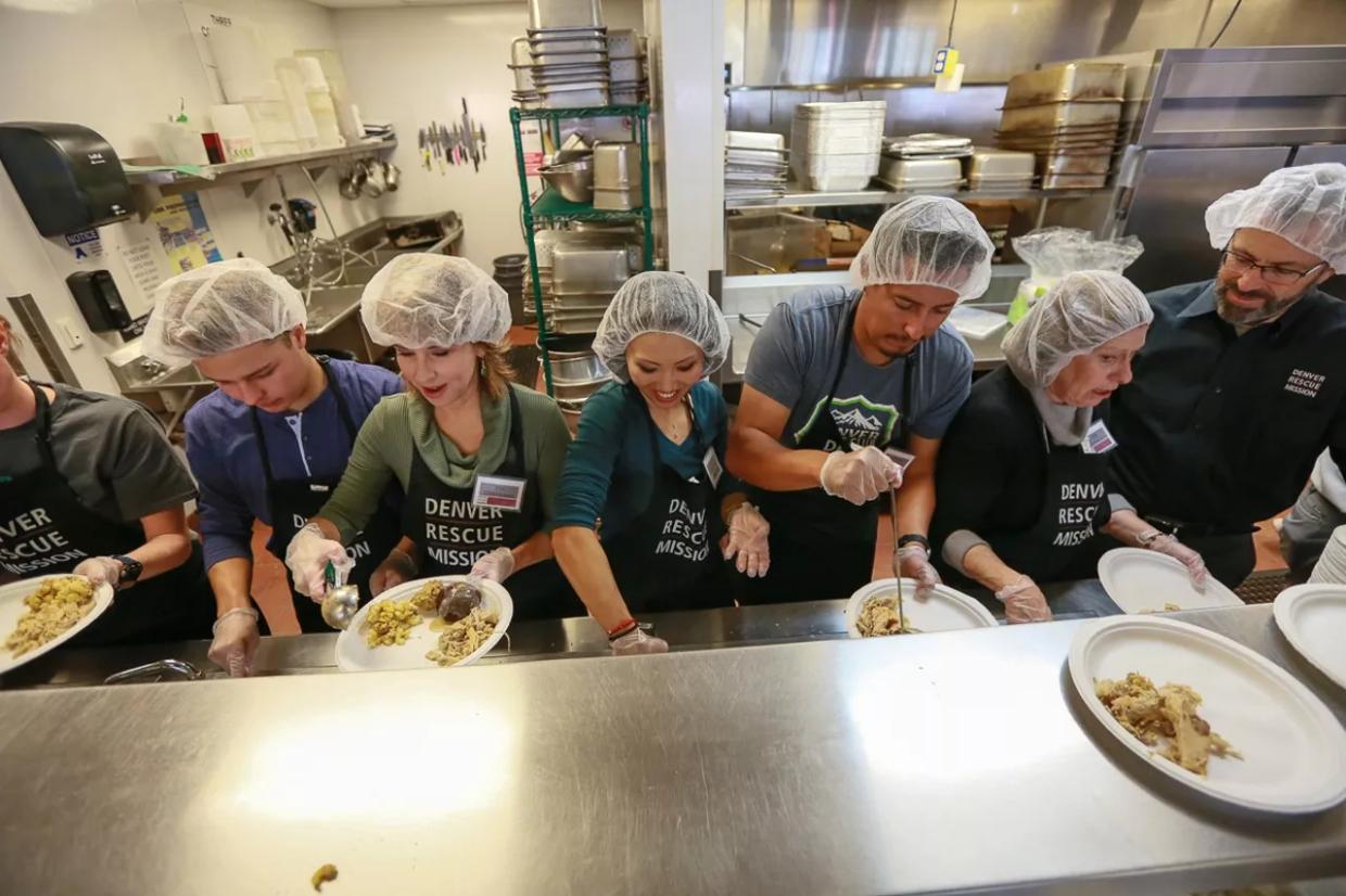 Thanksgiving kitchen volunteers