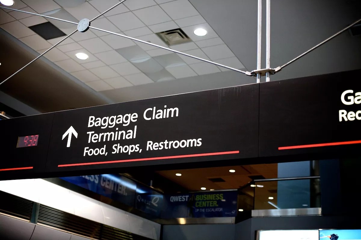 Denver airport baggage claim sign