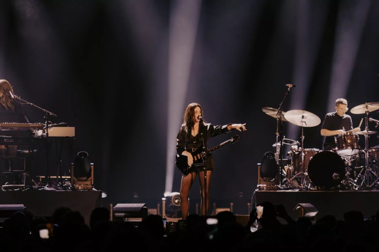 St. Vincent pointing to the crowd.