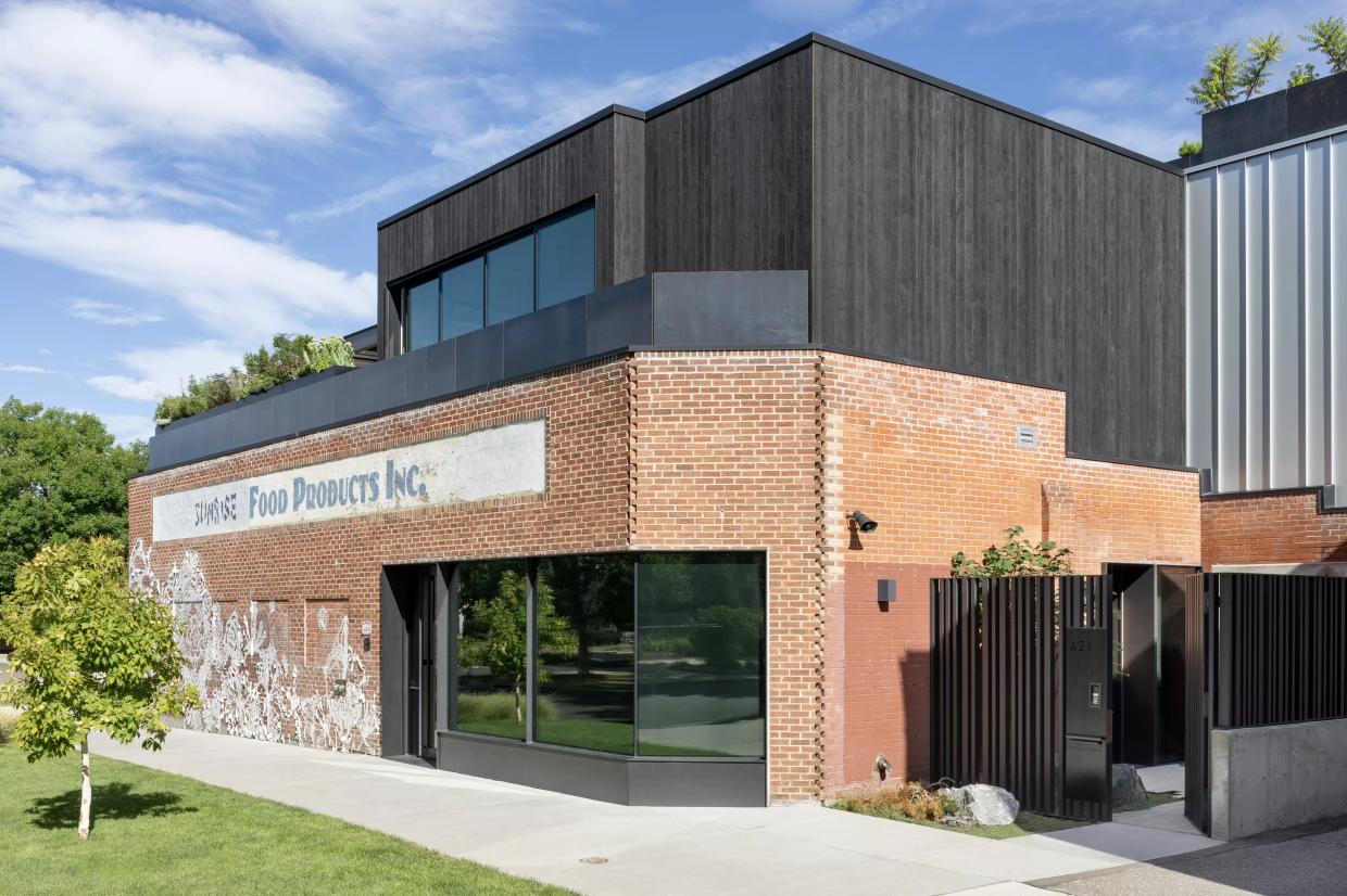 A brick building