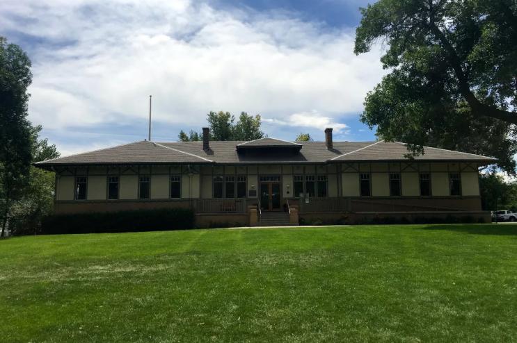 The Dos Chappell bathhouse.